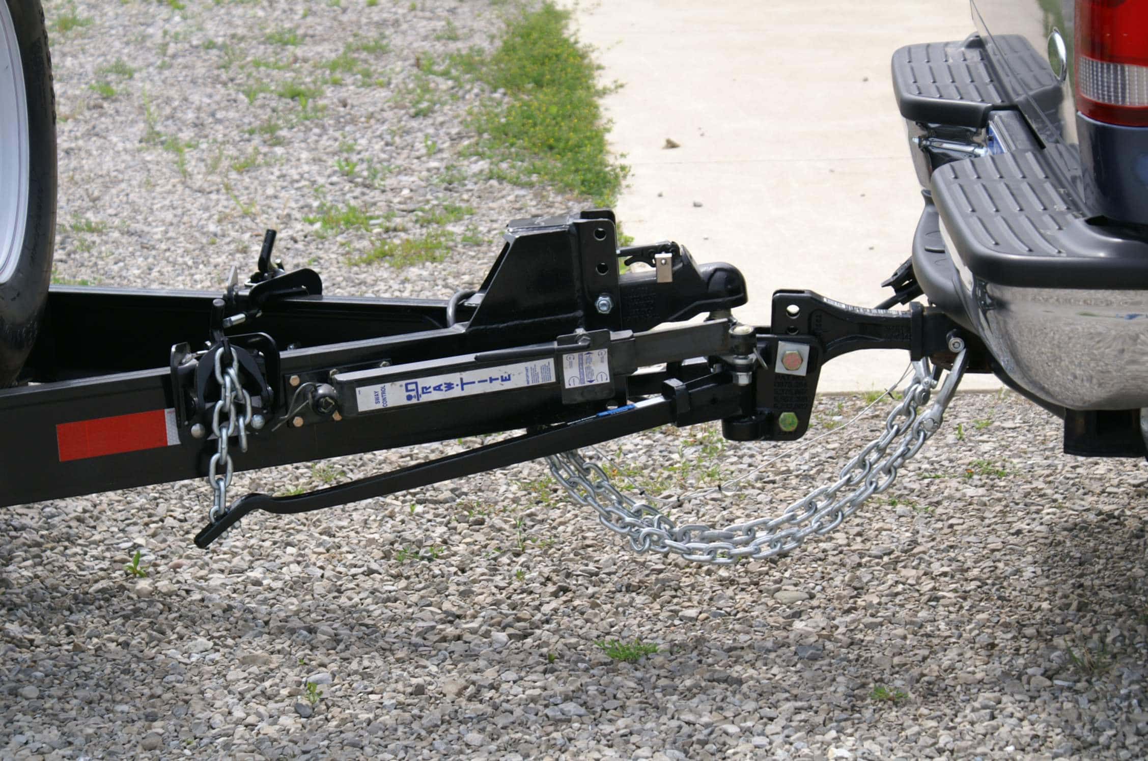 how does weight distribution hitch work