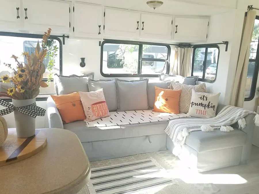 25 Beautiful RV Decorating Ideas (for Interior, bedroom, kitchen, etc) 71